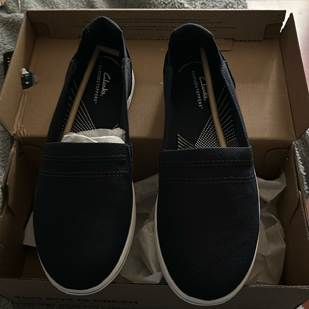 Canvas shoes navy blue. Size is 10 WIDE.  Brand new   Never been worn………